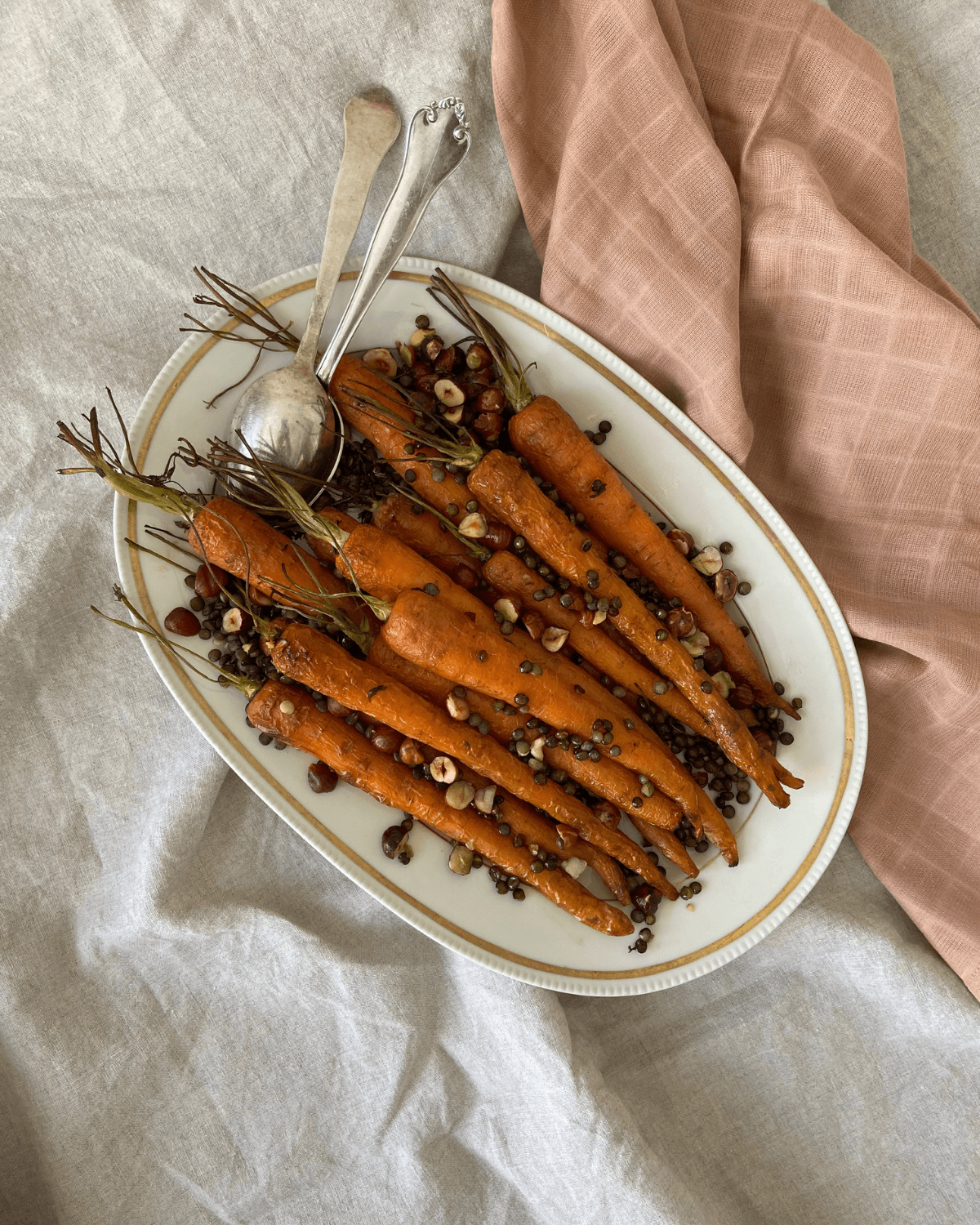 Bagte gulerødder med top, sprøde Anicia linser og hasselnødder - Pure Dansk™