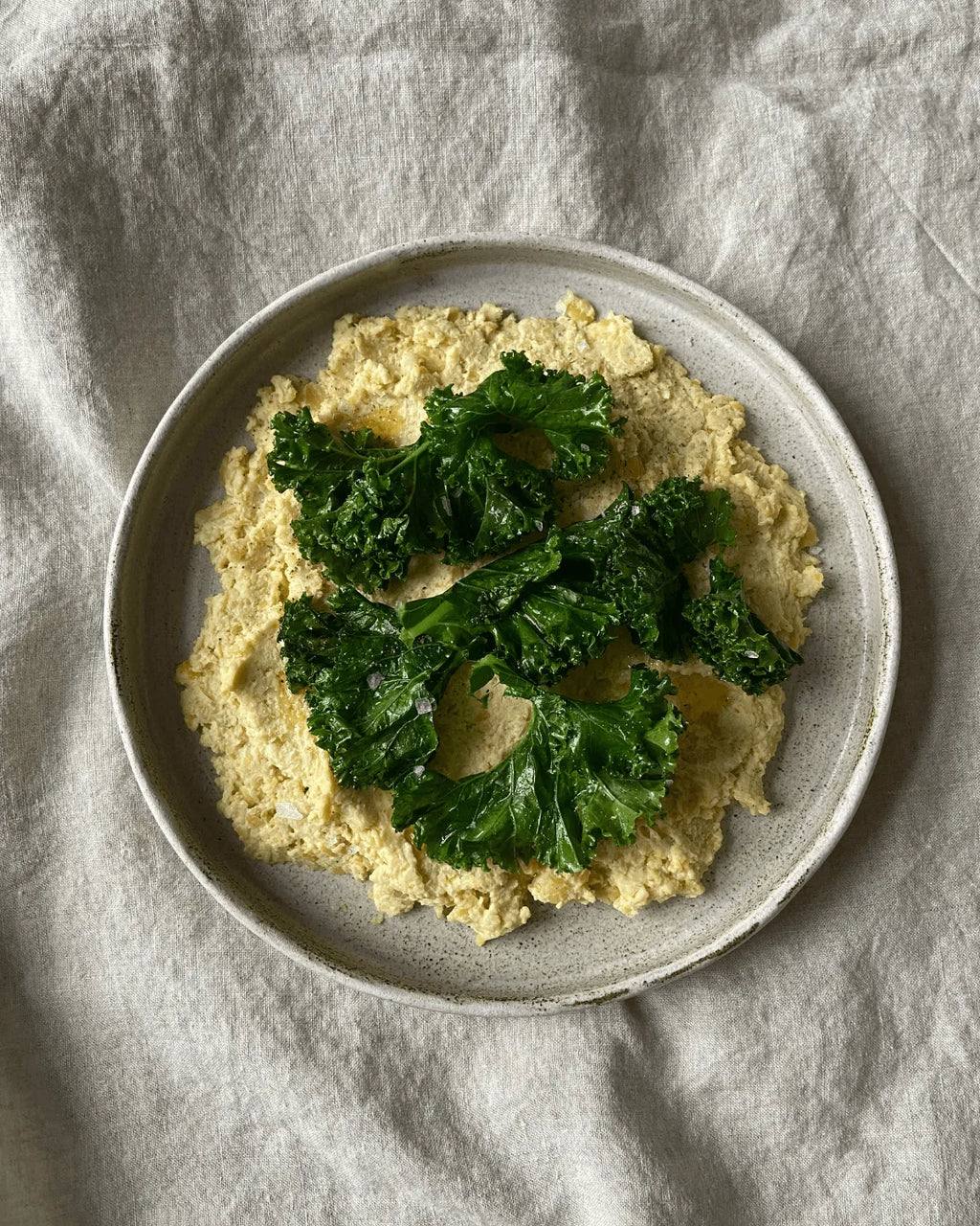 Hummus af gule Ingrid ærter toppet med stegt grønkål