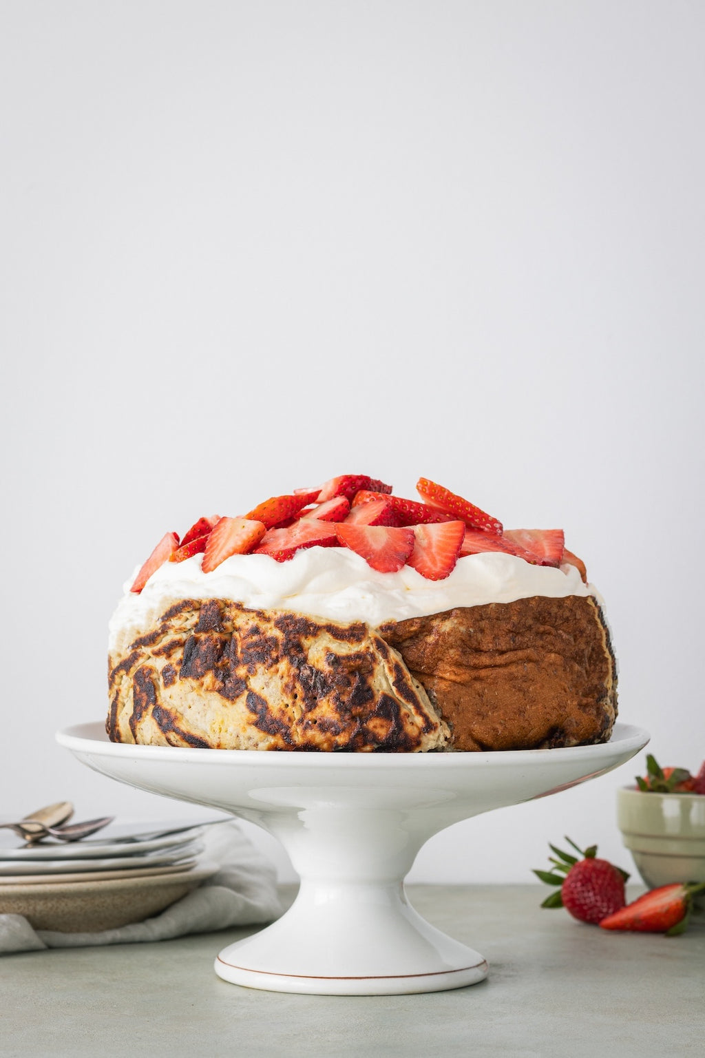 Pandekagelagkage med gråærter, jordbær og creme