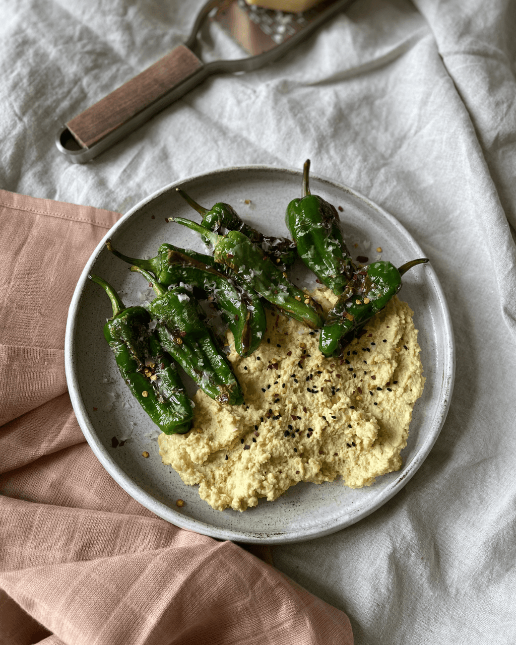 Pimientos de Padron med klassisk hummus