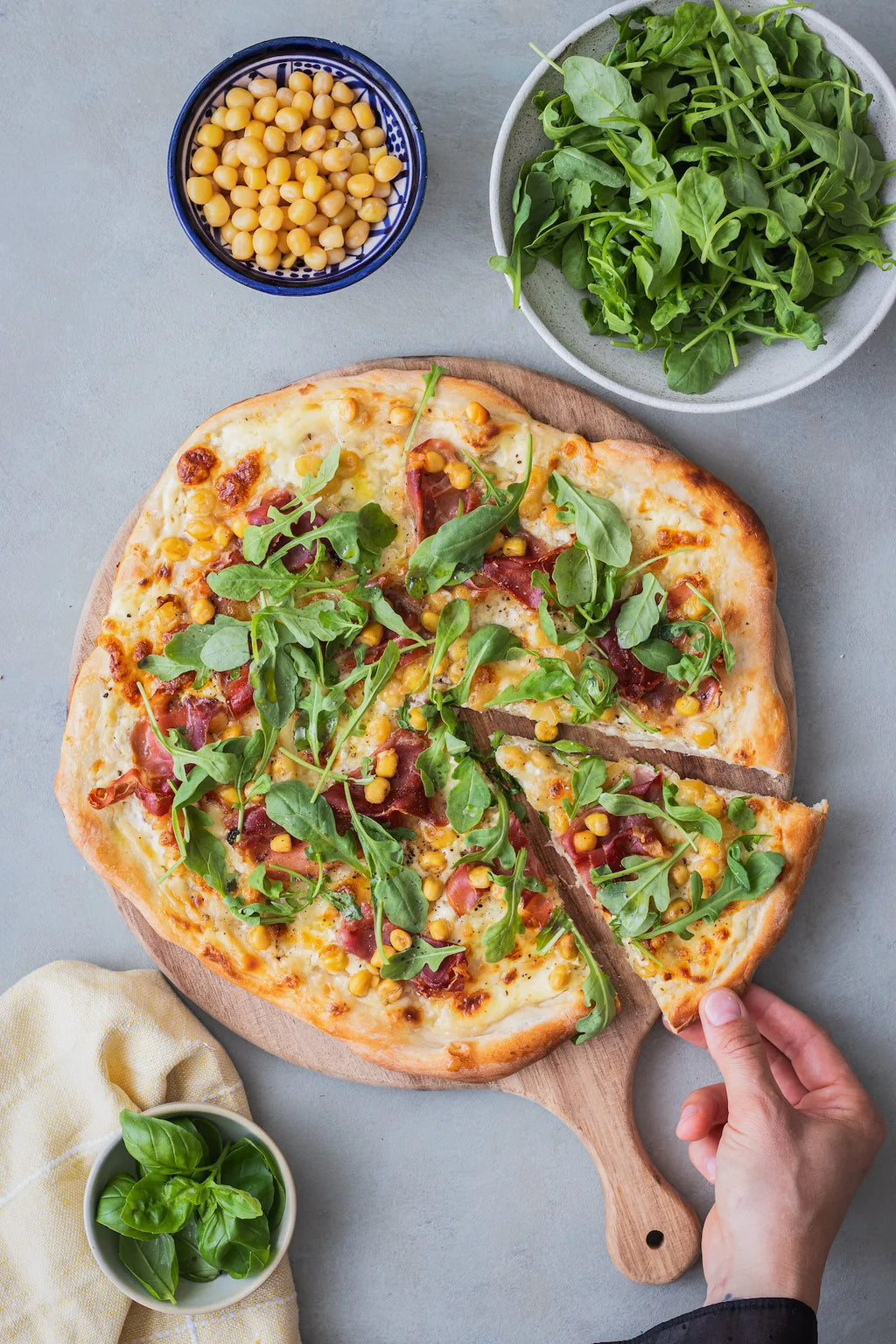 Pizza med Ingrid ærter, serranoskinke og rucola
