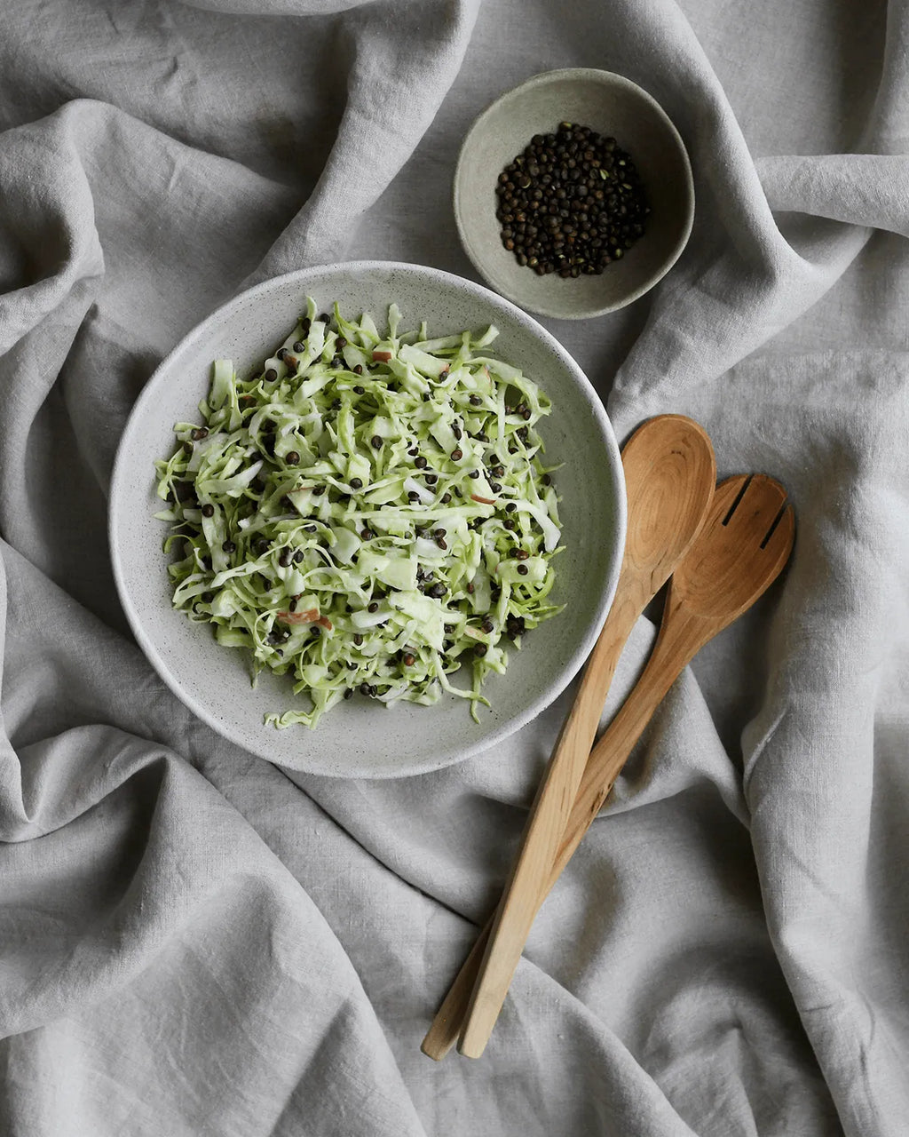 Spidskålssalat med sprøde Anicia linser, æble og fennikel