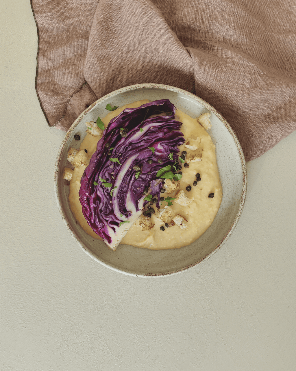 Stegt spidskål med puré af Ingrid ærter og Gammel Knas Creme