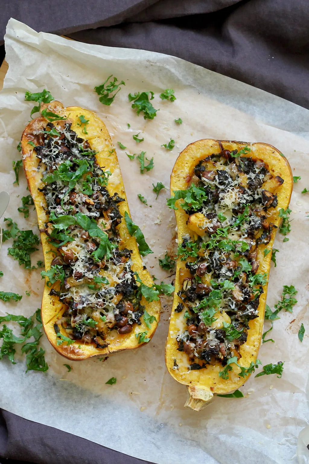 Bagt græskar fyldt med hestebønner, svampe og grønkål