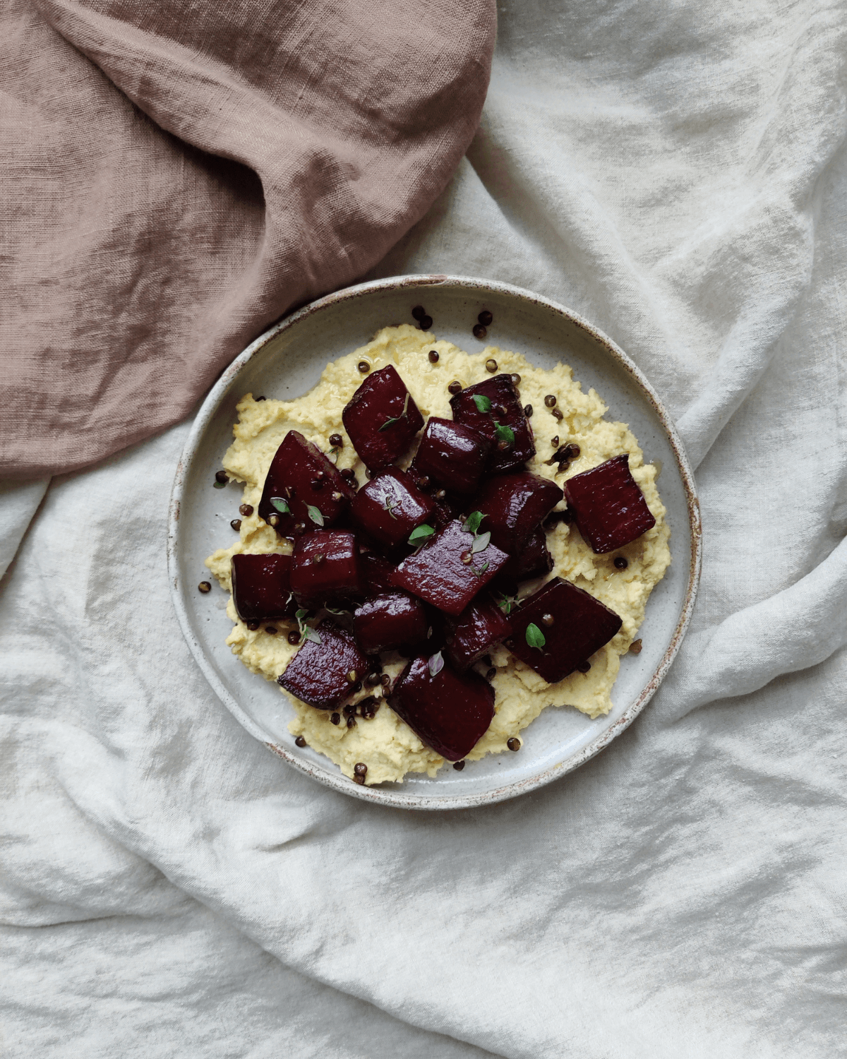 Bagte rødbeder og hummus med Ingrid ærter