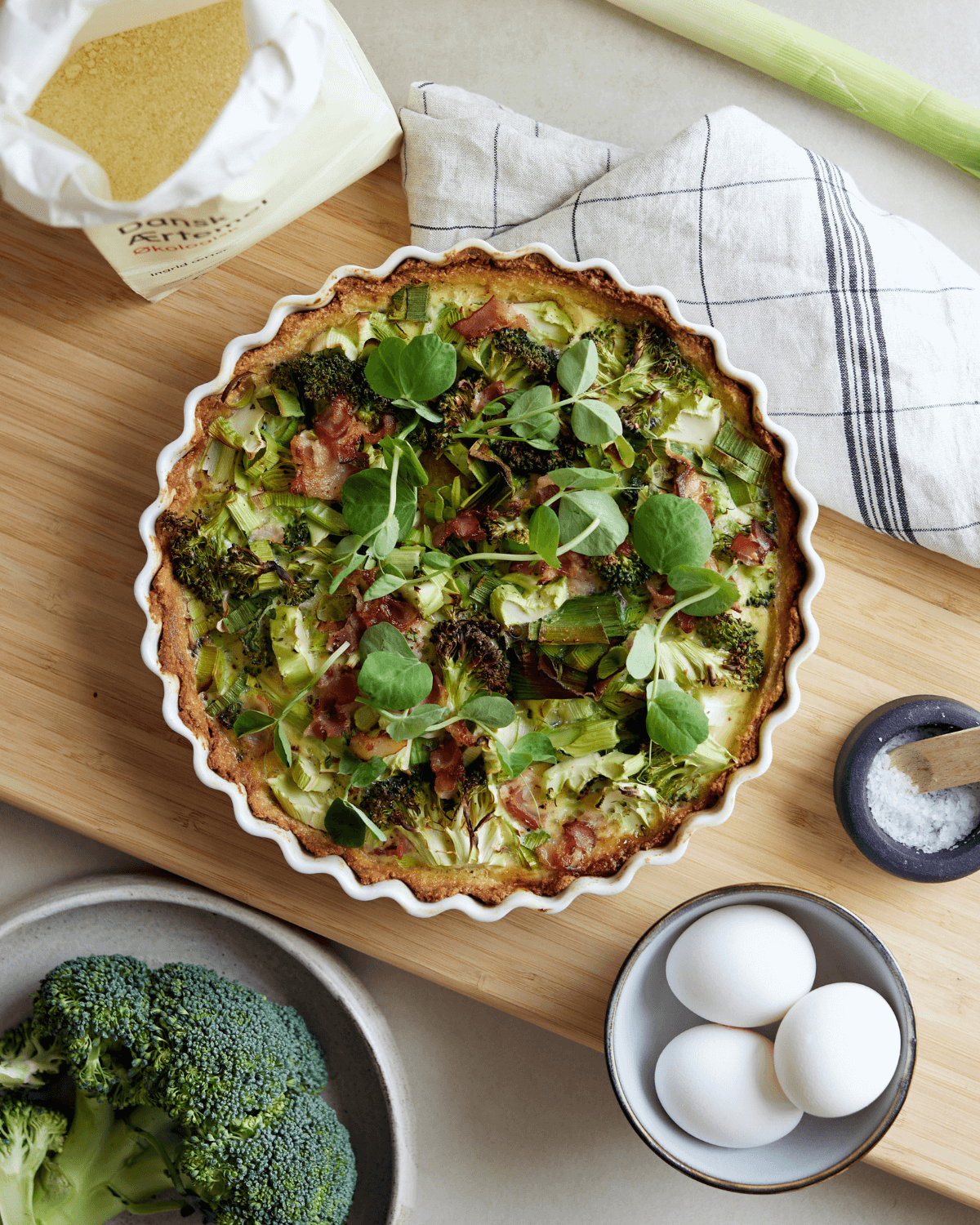 Broccoli og porretærte med ærtemel