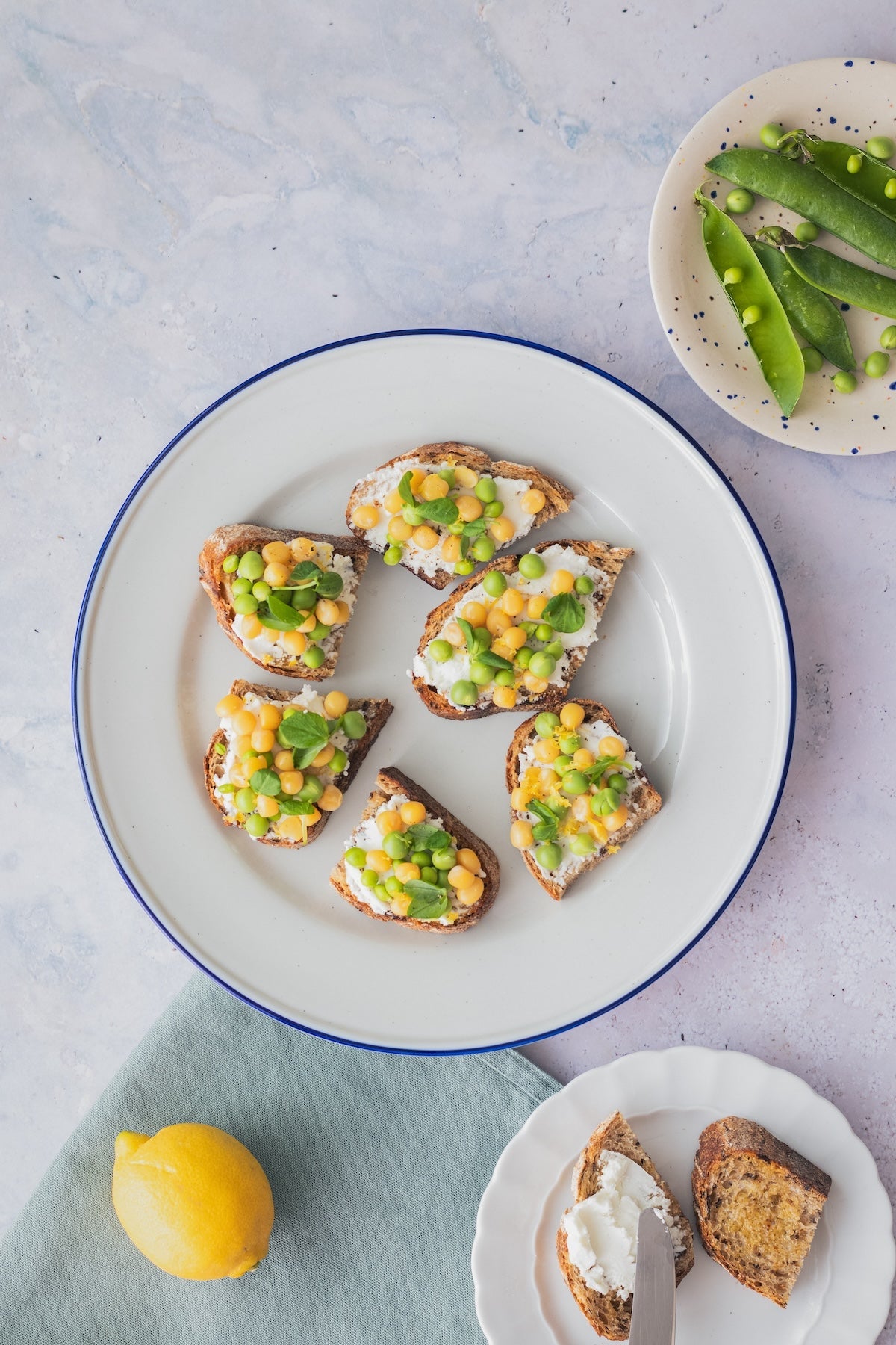 Bruschetta med Ingrid ærter, grønne ærter og friskost