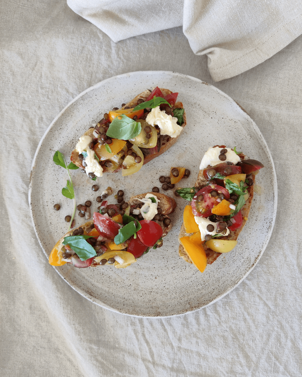 Bruschetta med tomater, Anicia linser og burrata