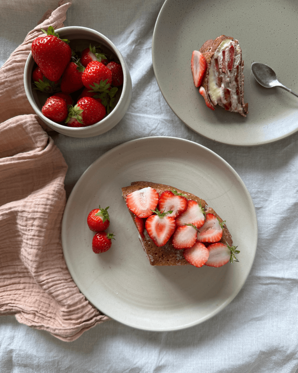 Pandekagelagkage med gråærter, jordbær og creme