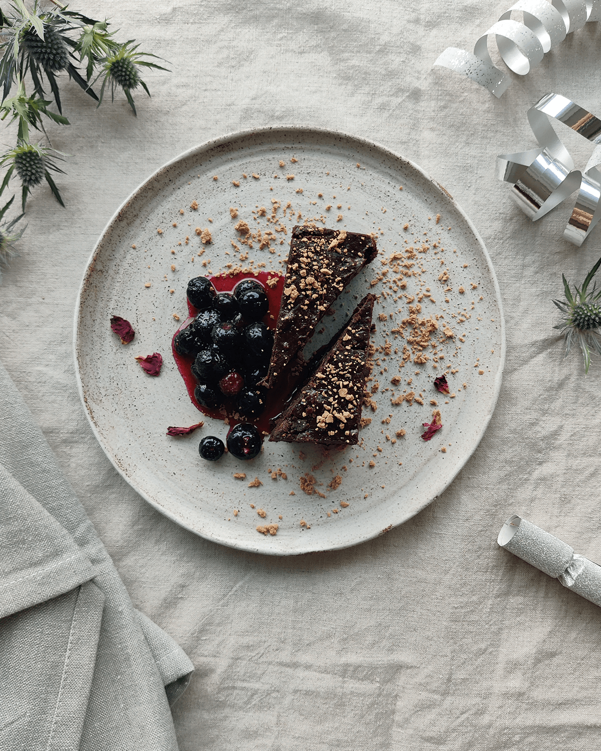 Dessertbrownie med hestebønner, råsyltede blåbær og karamelliseret chokolade