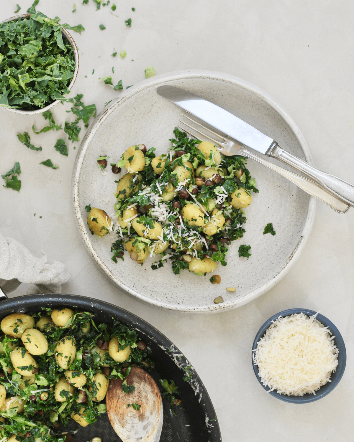 Gnocchi med gråærter og grønt