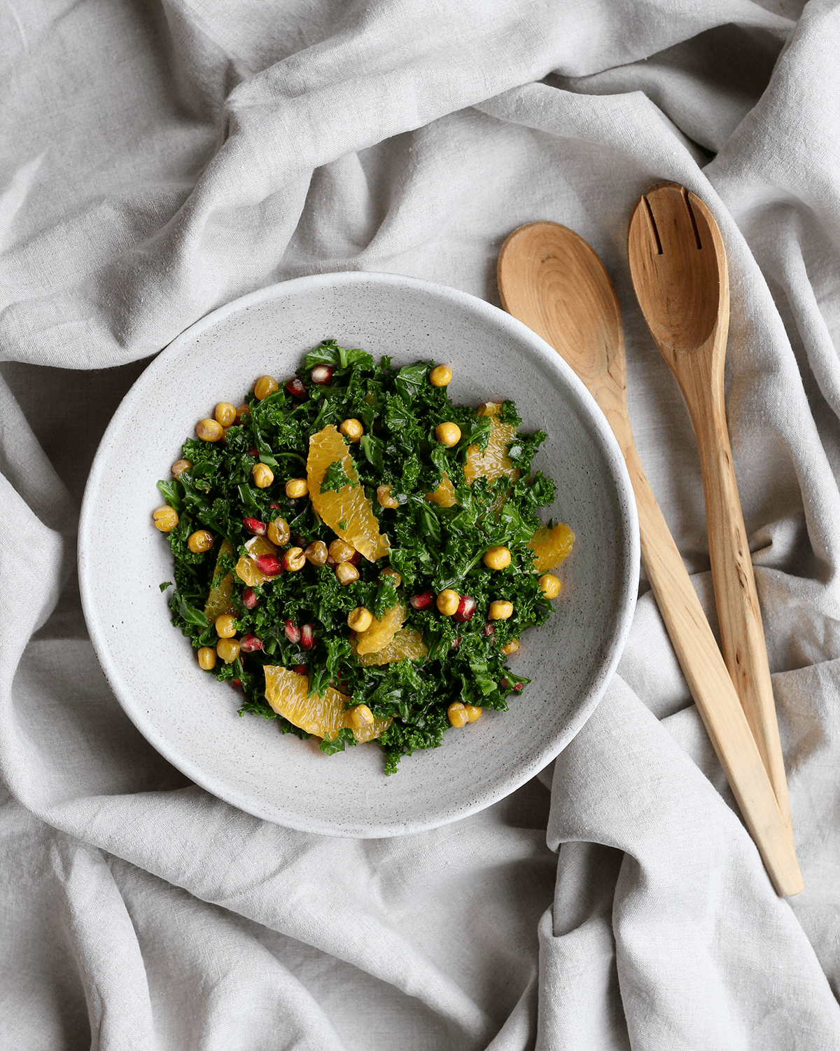 GGrønkålssalat med crunchy Ingrid ærter, appelsin og granatæble