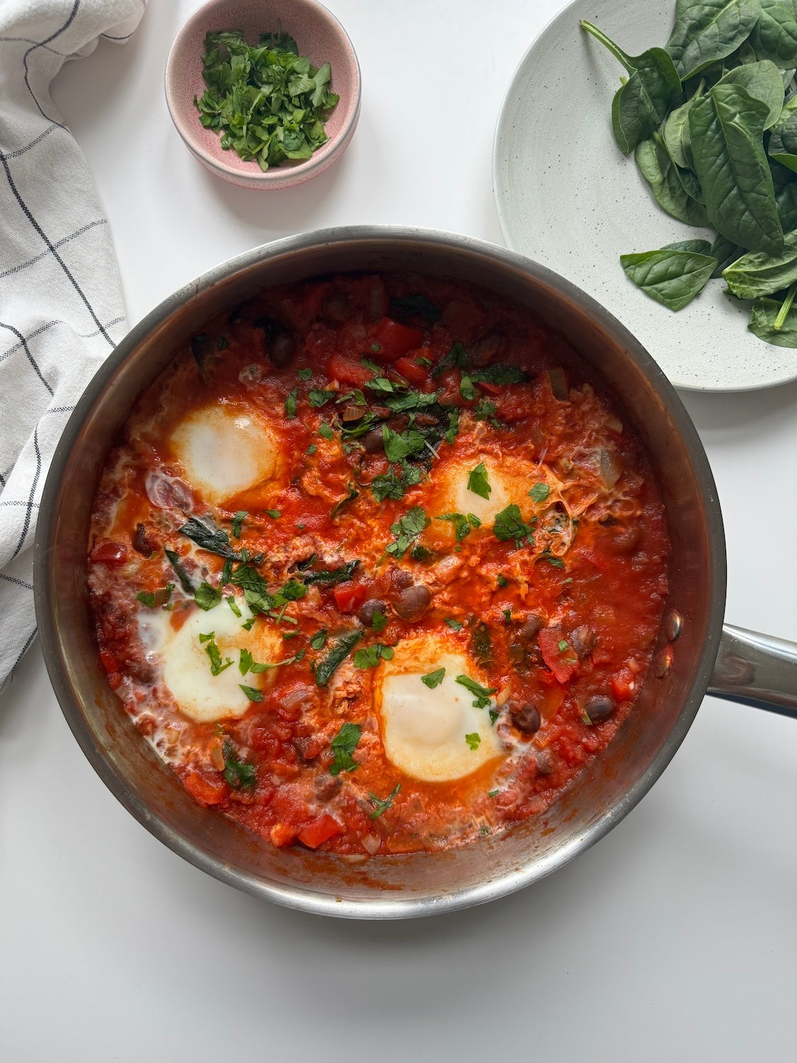 Varm og krydret shakshuka med hestebønner