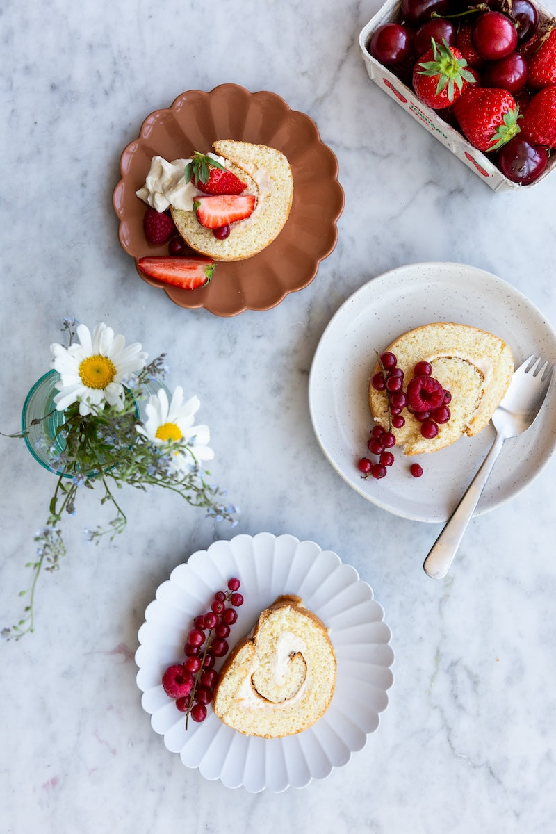 Roulade med ærtemel, mascarponecreme og bær - Pure Dansk™