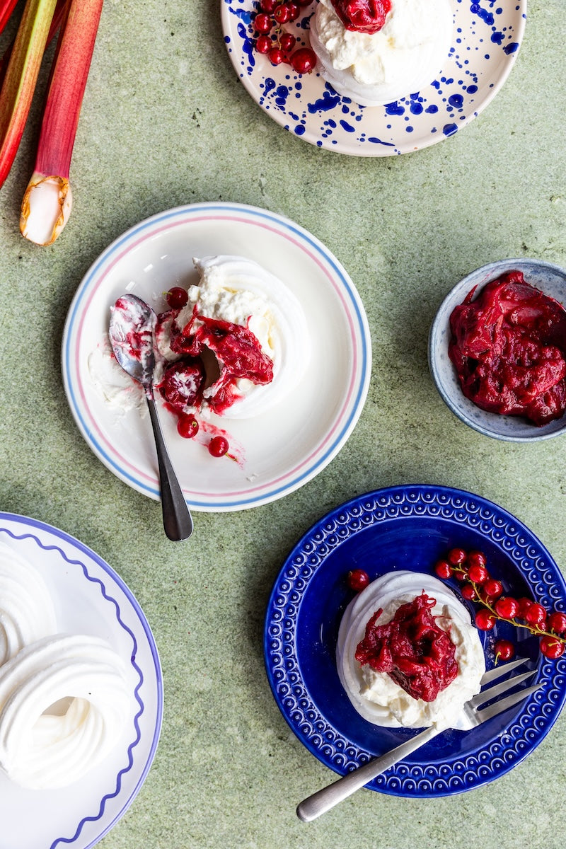 Pavlova med rabarberkompot - lavet på aquafaba