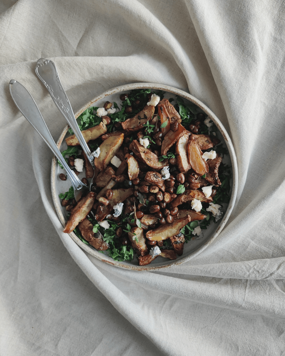 Salat med ovnbagte jordskokker, sprøde hestebønner og grønkål - Pure Dansk™