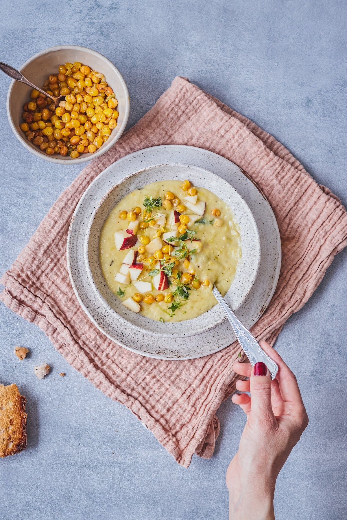 Kartoffel Porre suppe med Ingrid ærter og sprød topping - Pure Dansk™