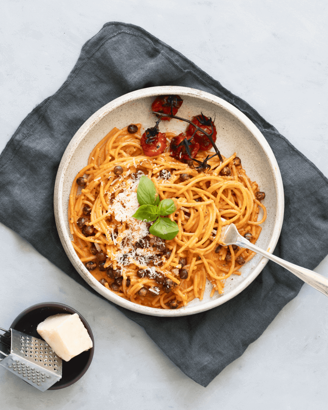 Pasta med cremet tomatsauce og gråærter - Pure Dansk™