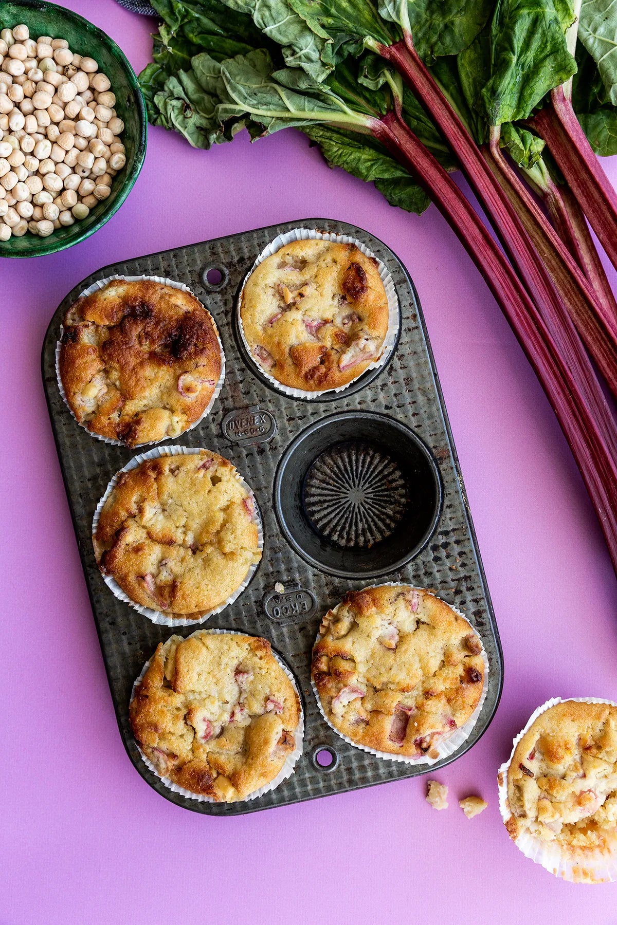 Rabarbermuffins med hvid chokolade og Ingrid ærter