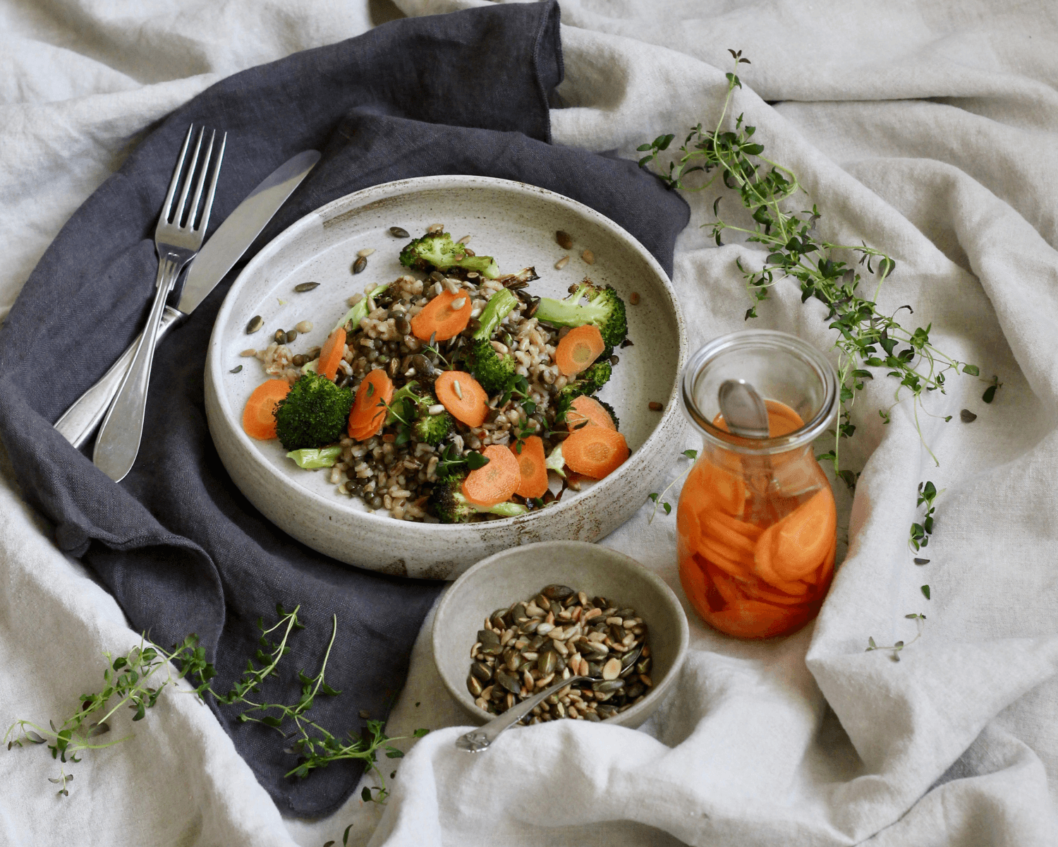 Fyldig salat med Anicia linser, perlebyg og broccoli