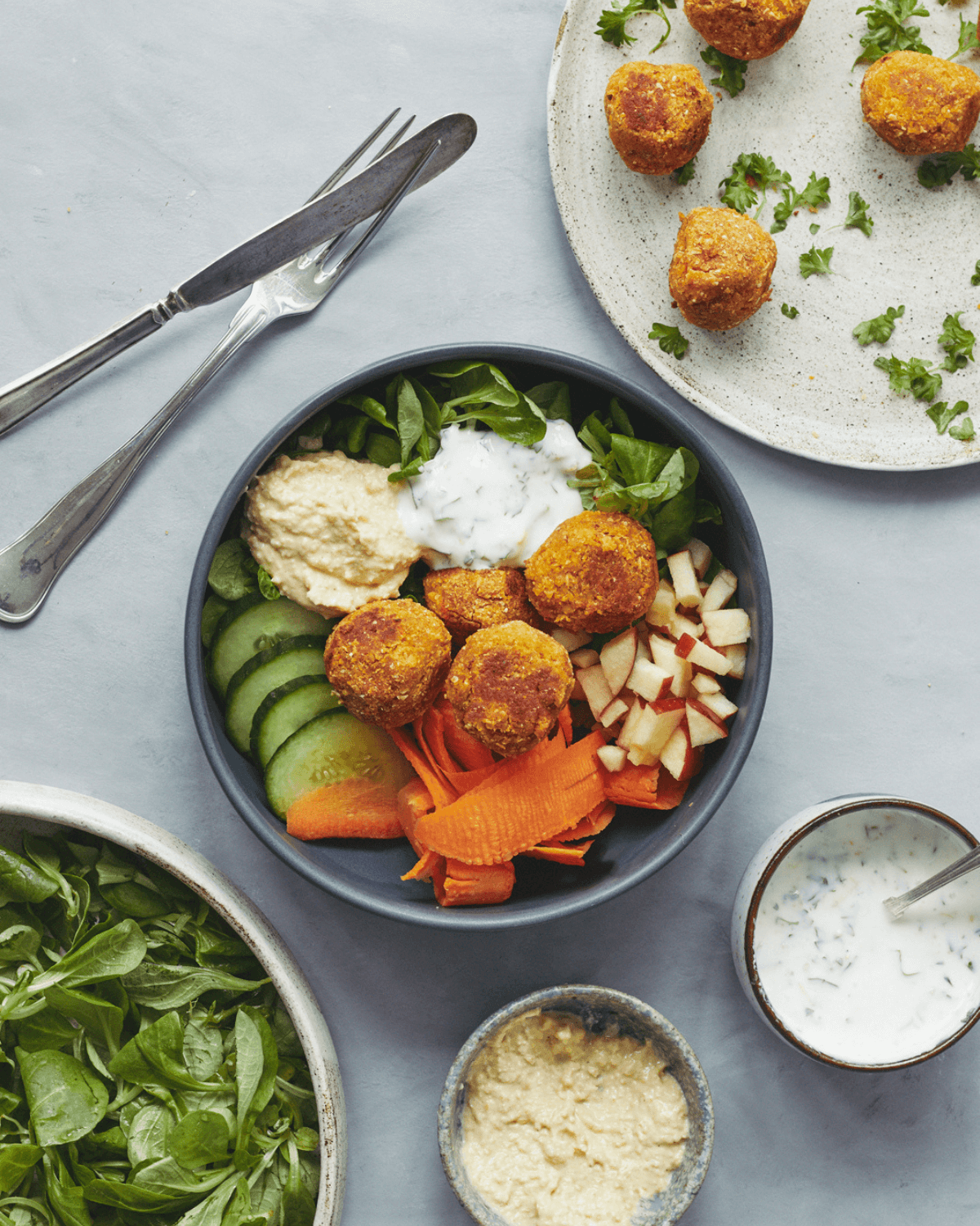Salat bowl med falafler af Ingrid ærter