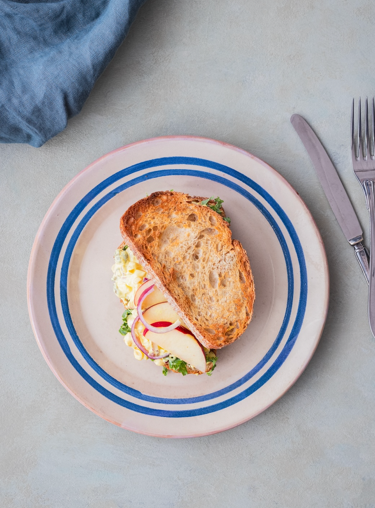 Sandwich med karrysalat med Ingrid ærter og æbler