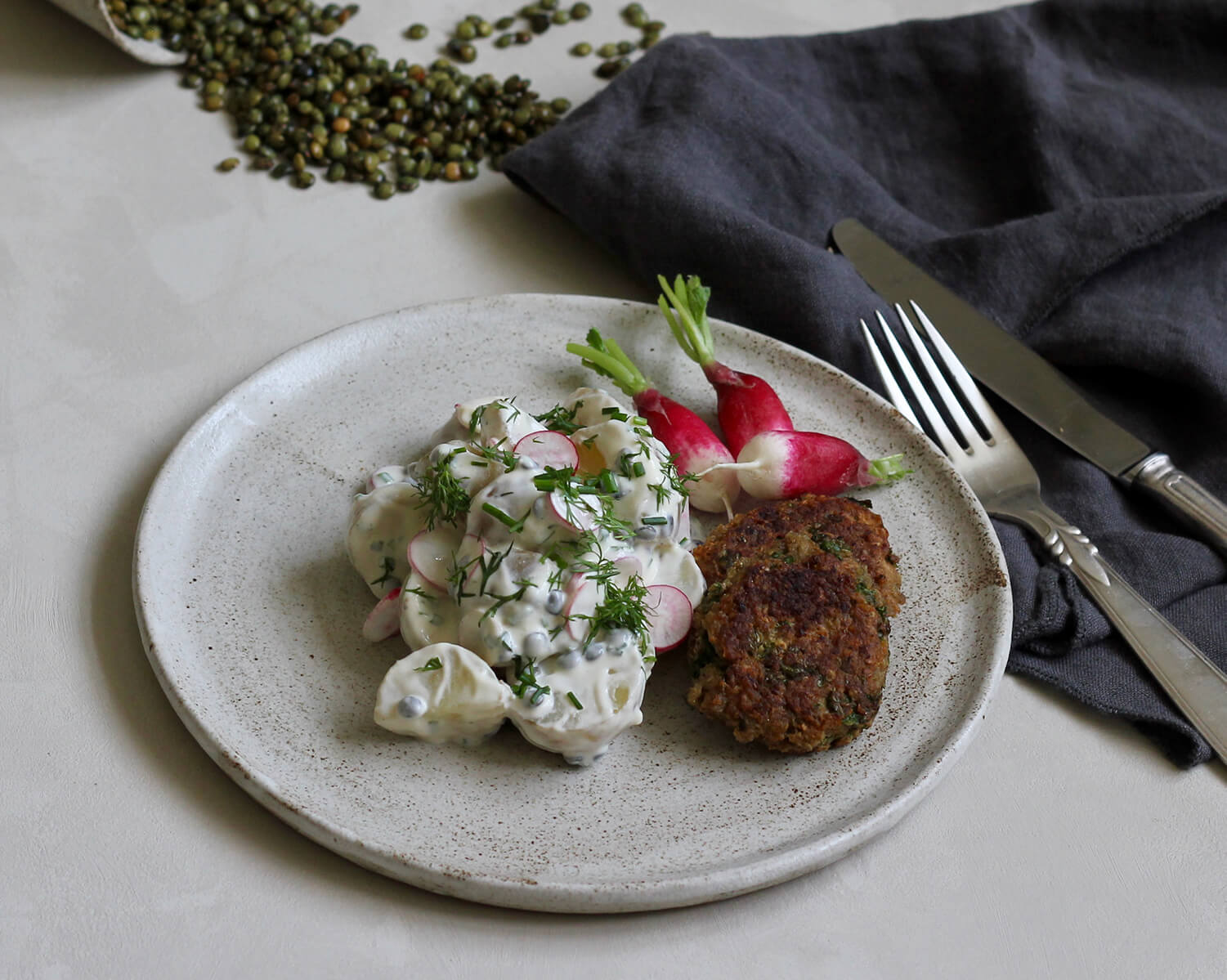 Svampefrikadeller med Ingrid ærter og kold kartoffelsalat