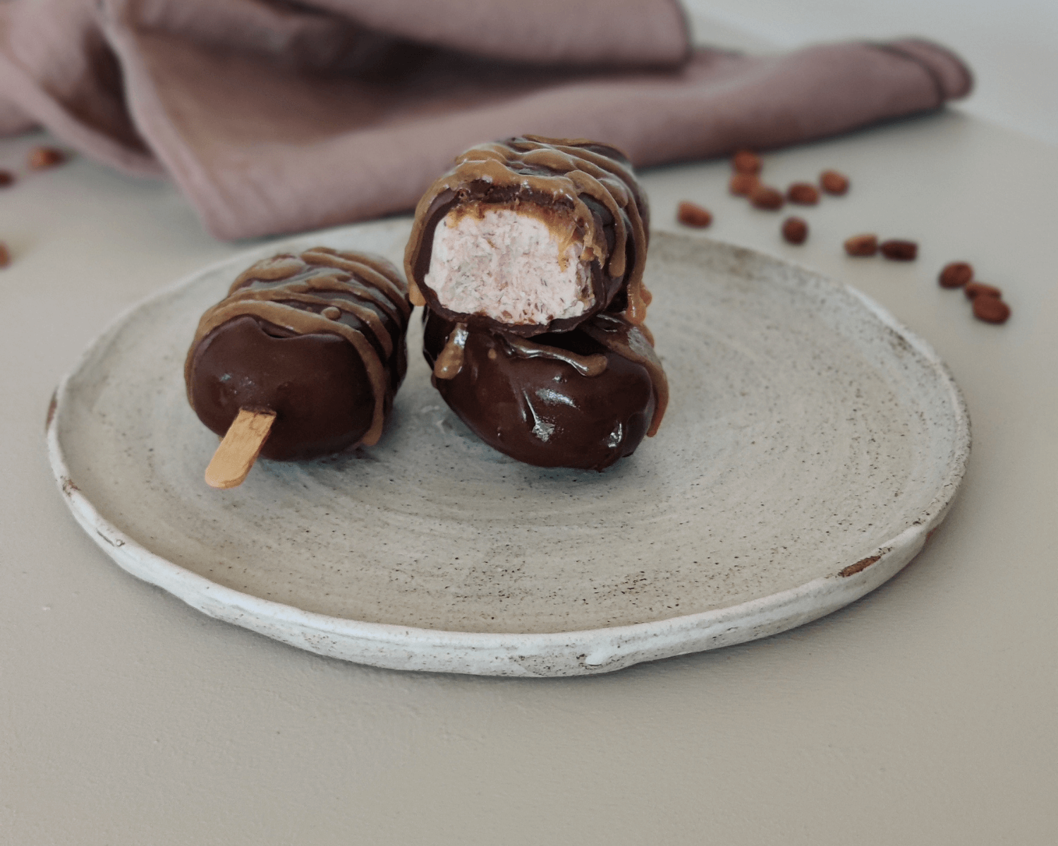 Hjemmelavede ispinde med hestebønner, saltkaramel og chokolade - Pure Dansk™