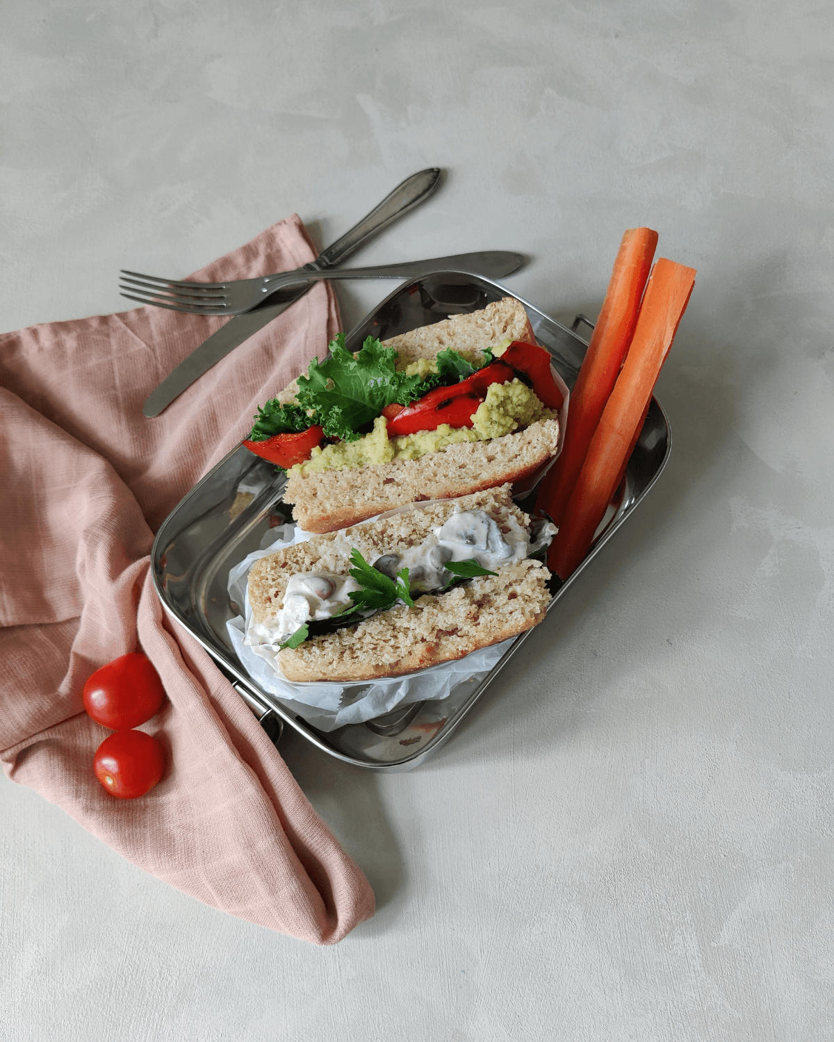 Sandwiches med ærtehummus, stegt peberfrugt og hønsefrisalat - Pure Dansk™
