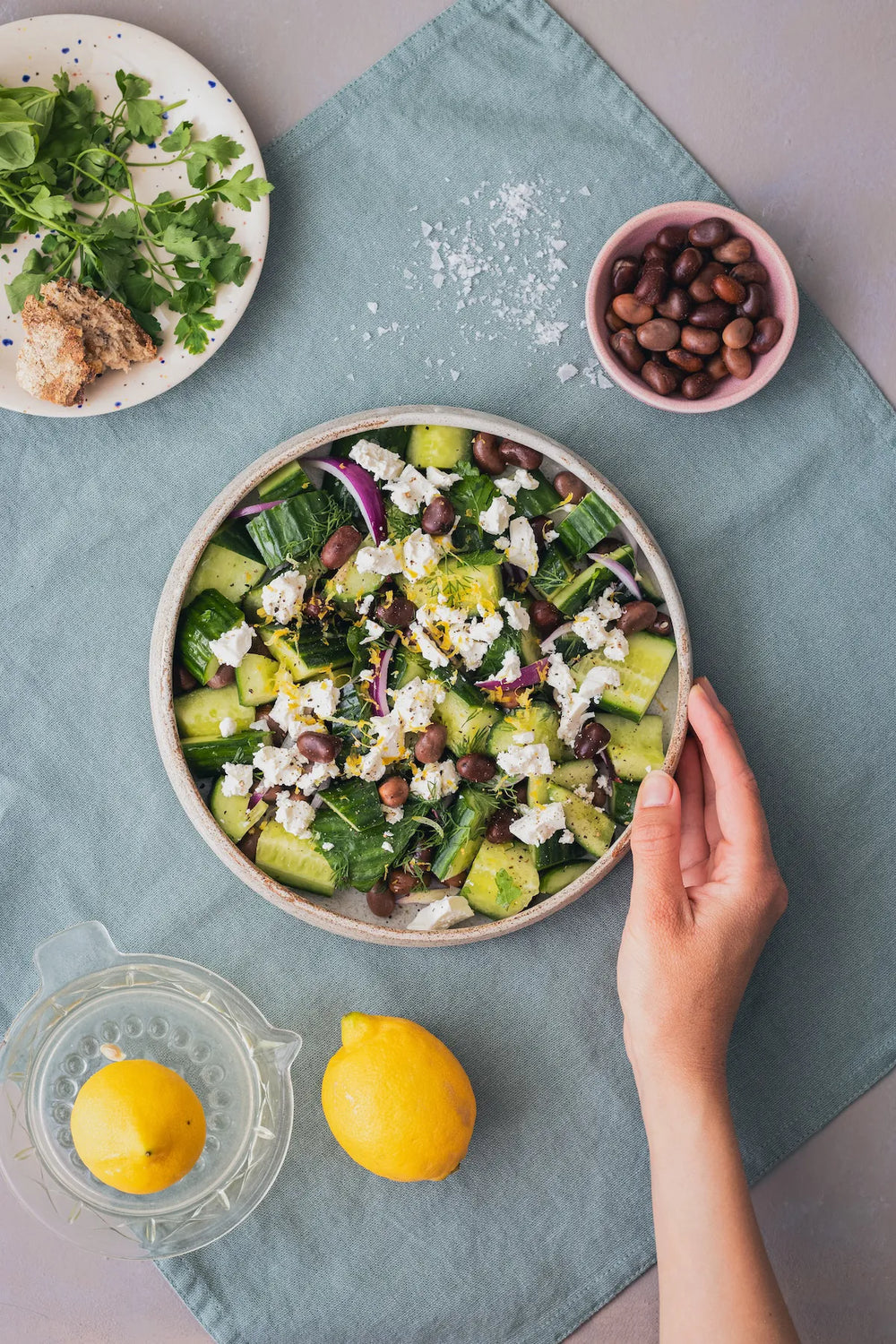 Agurkesalat med hestebønner, feta og persille