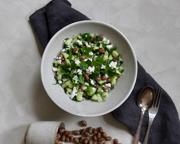 Agurkesalat med hestebønner, feta og persille