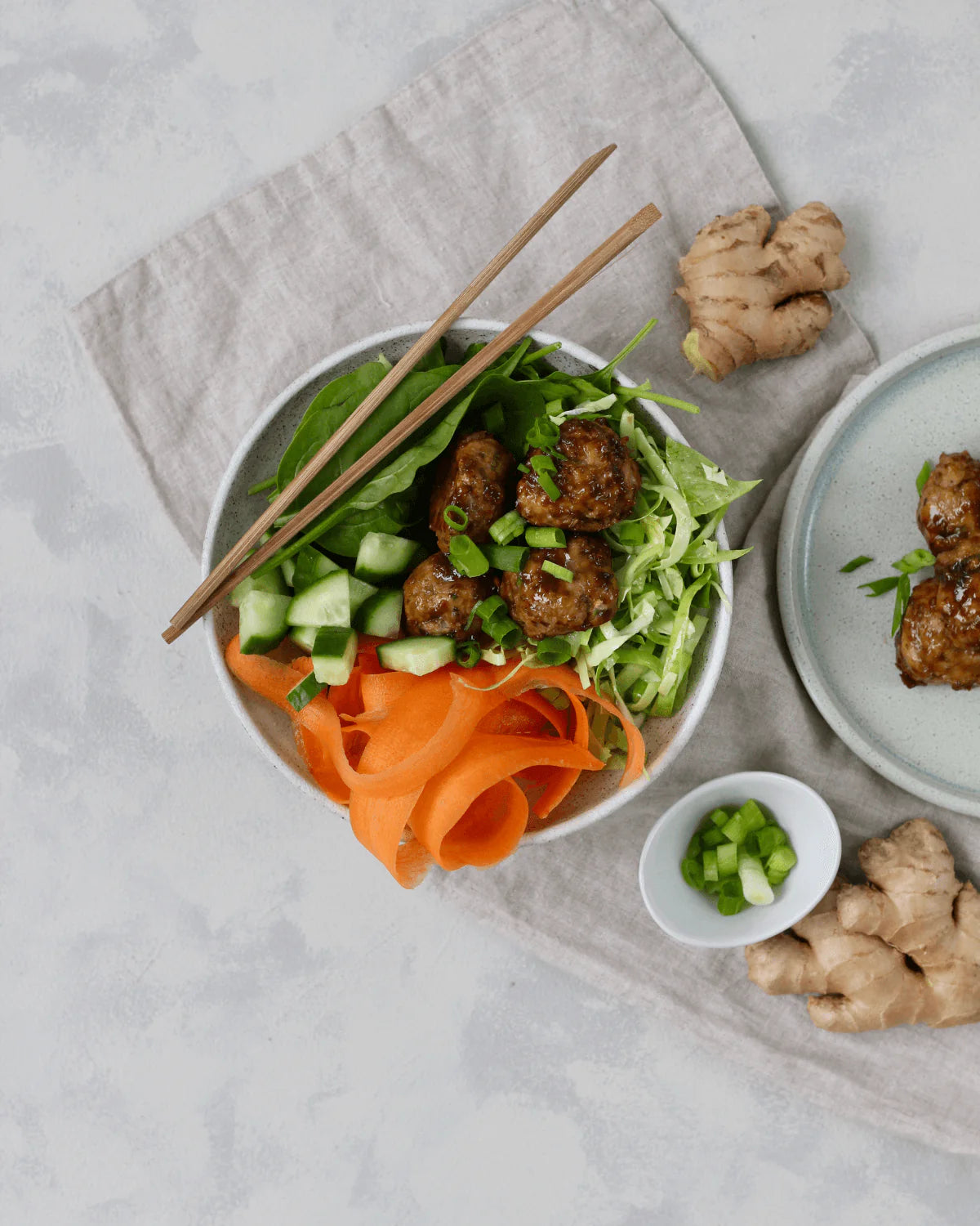 Asiatisk inspirerede kyllingeboller med gråærter