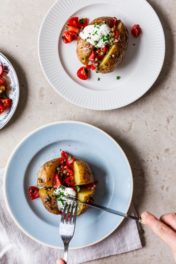 Bagte kartofler med sprøde linser og tomatsalat