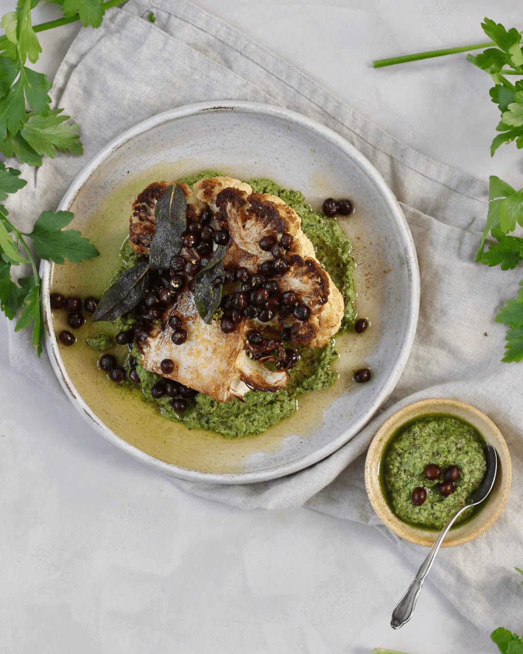 Bagt blomkål med gråærter, brunet salviesmør og pesto