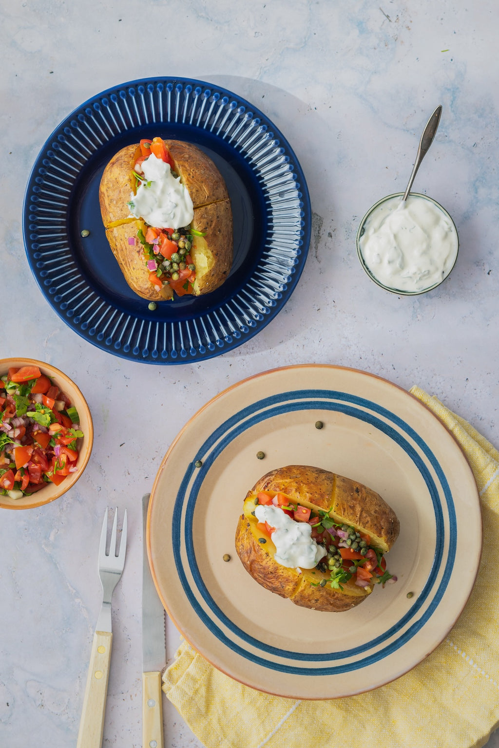 Bagte kartofler med sprøde linser og tomatsalat