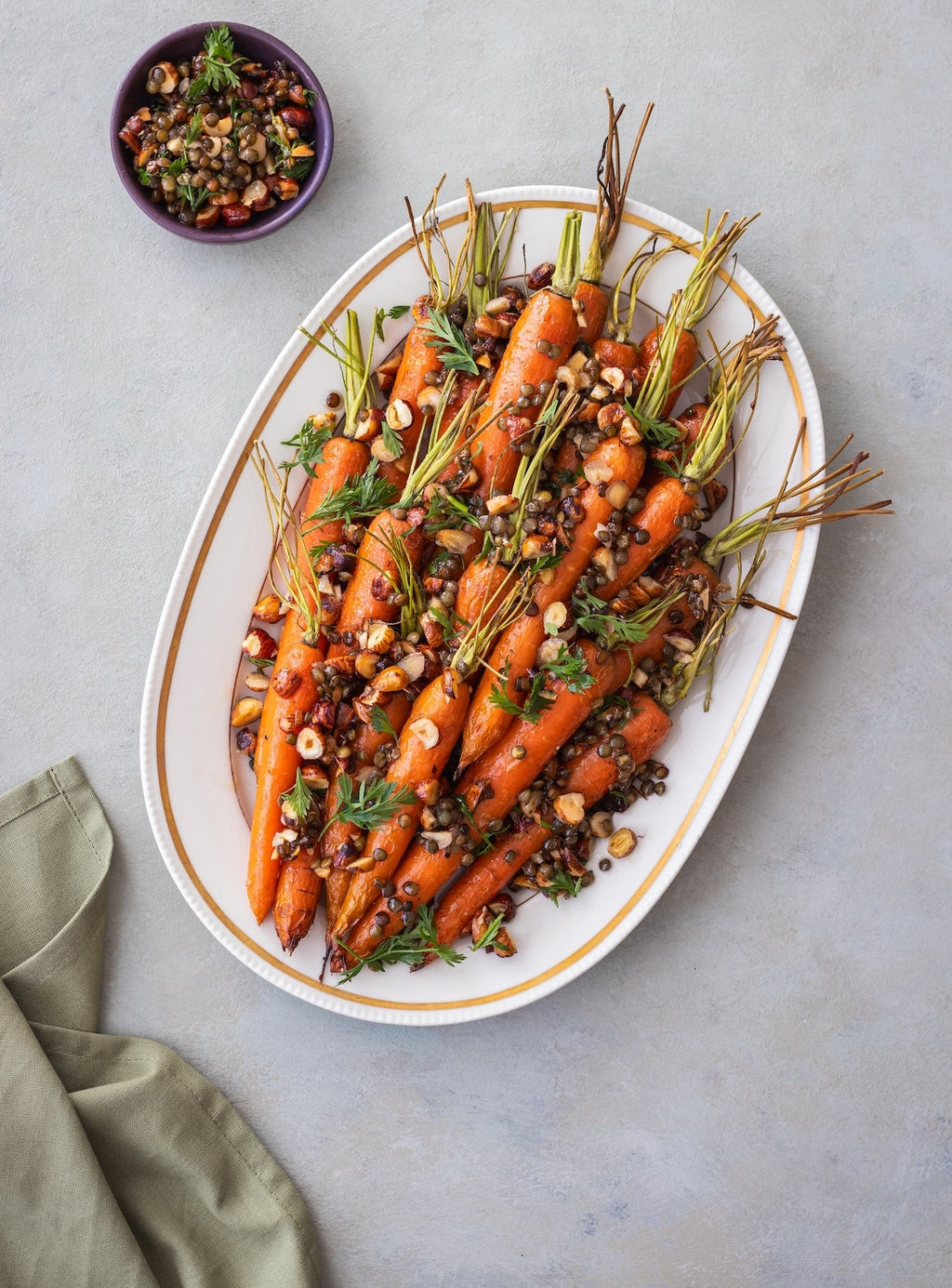 Bagte gulerødder med sprøde Anicia linser og hasselnødder