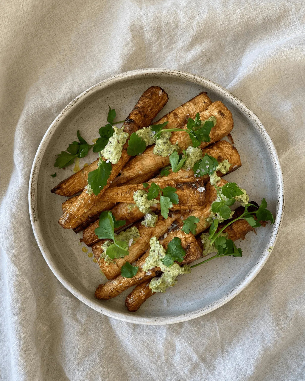 Bagte persillerødder med grøn linsepesto