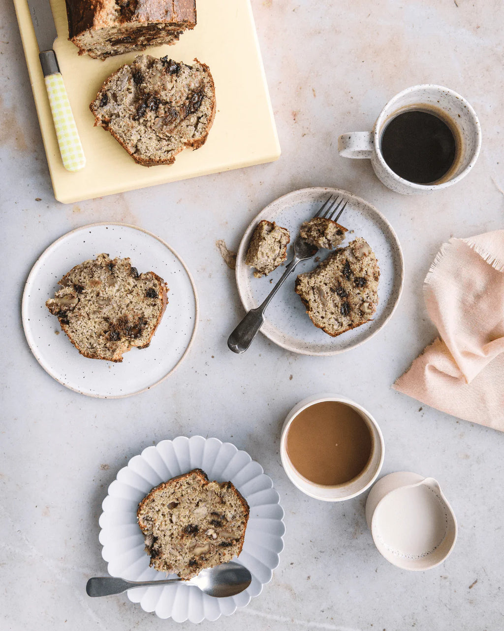 Banankage med ærtemel, chokolade og valnødder