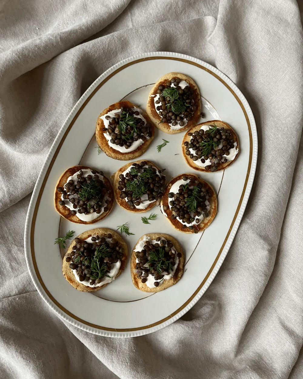 Blinis med ærtemel toppet med marinerede Anicia linser