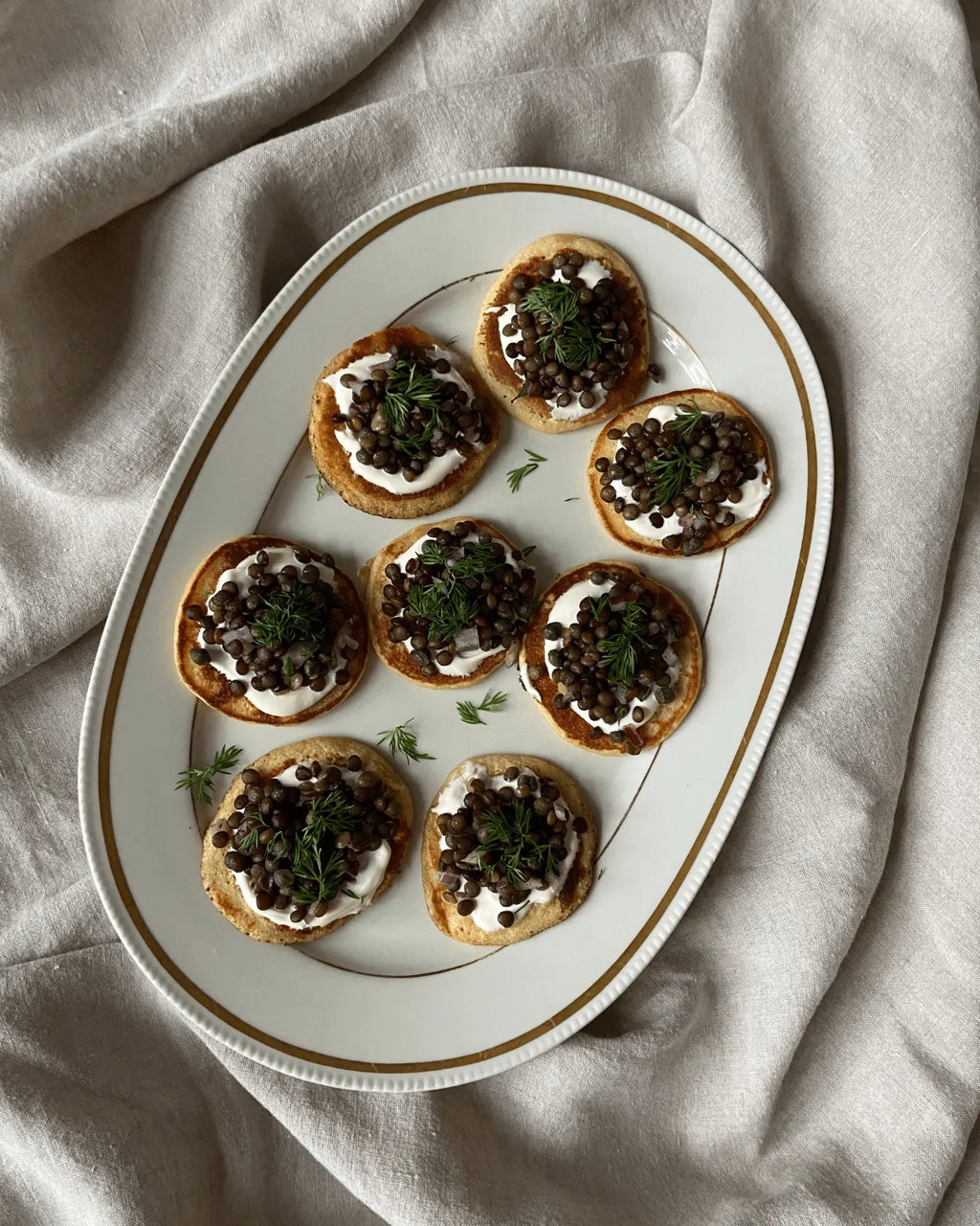 Blinis med ærtemel toppet med marinerede Anicia linser