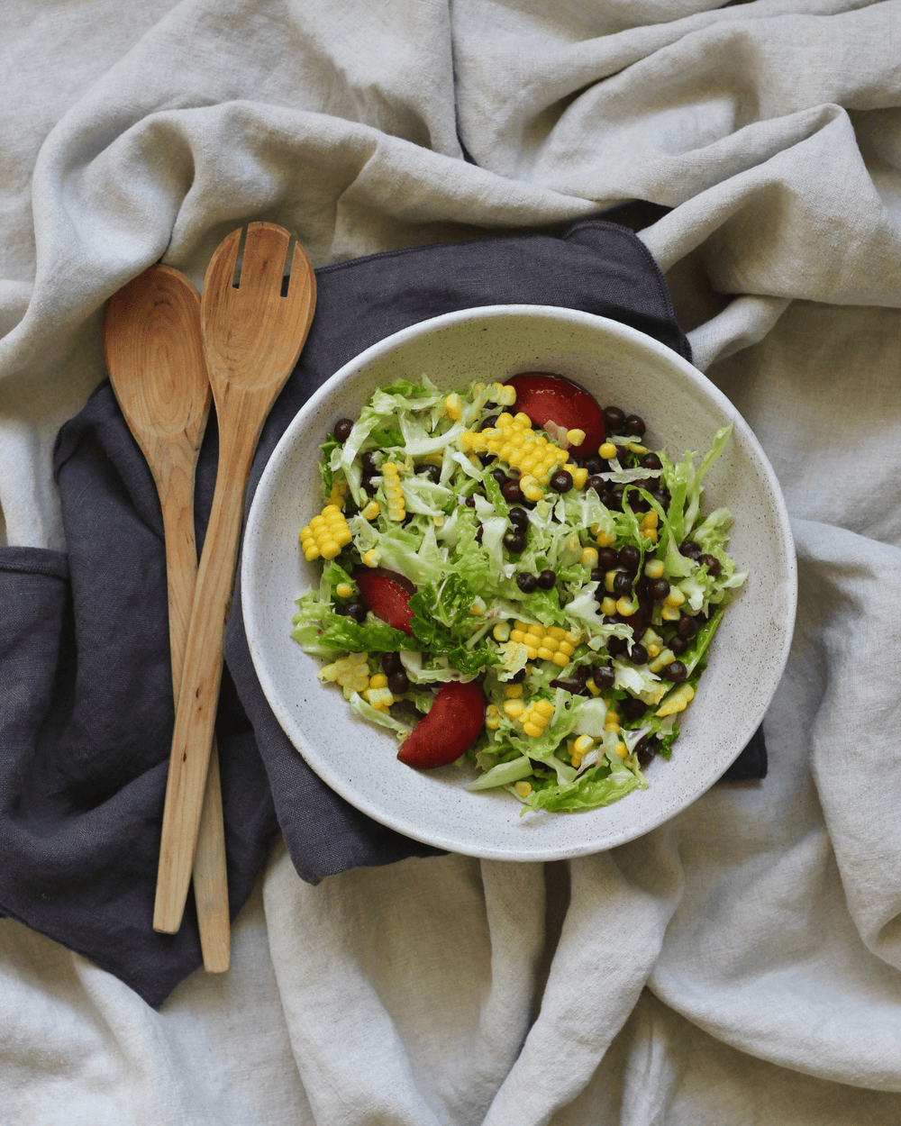 Blommesalat med gråærter, savoykål og syrlig vinaigrette