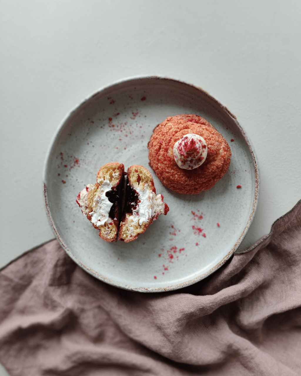 Choux au craquelin med ærtemel