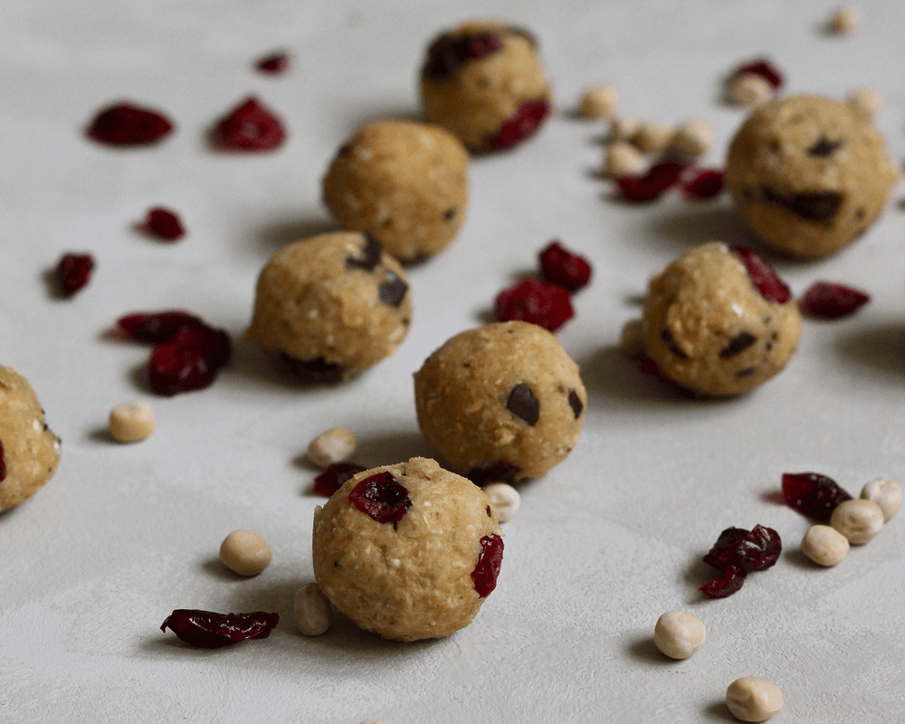 Cookie dough kugler med Ingrid ærter, chokolade og tranebær