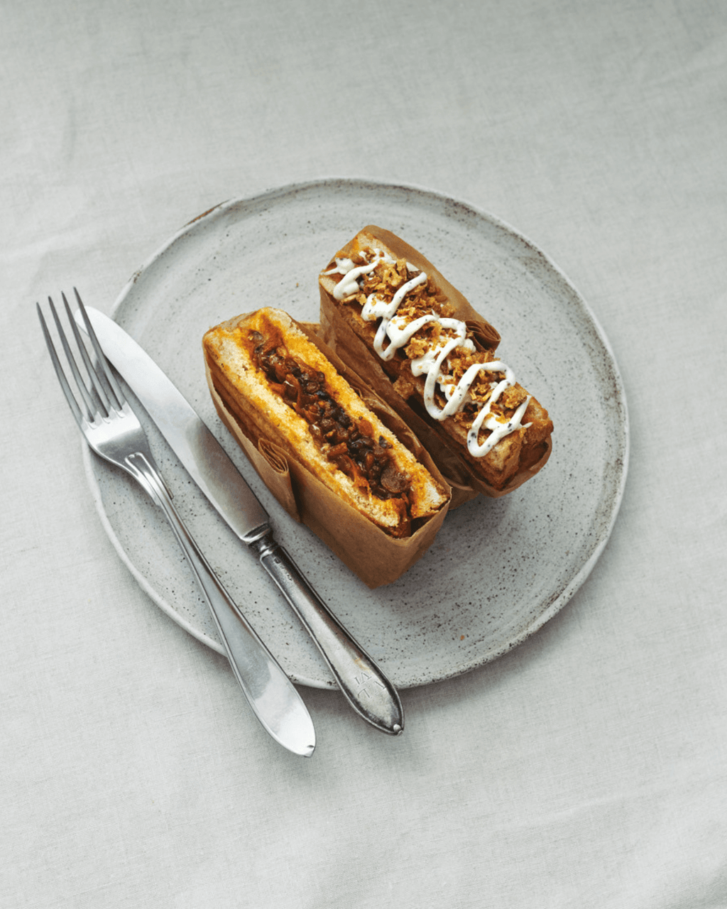 Cowboytoast med fyld af Anicia linser, bløde løg og smeltet ost