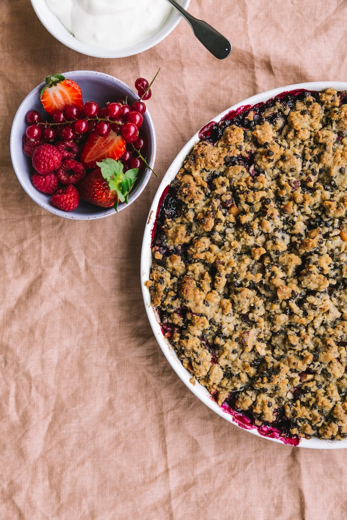 Crumble med bær, æbler og Anicia linser