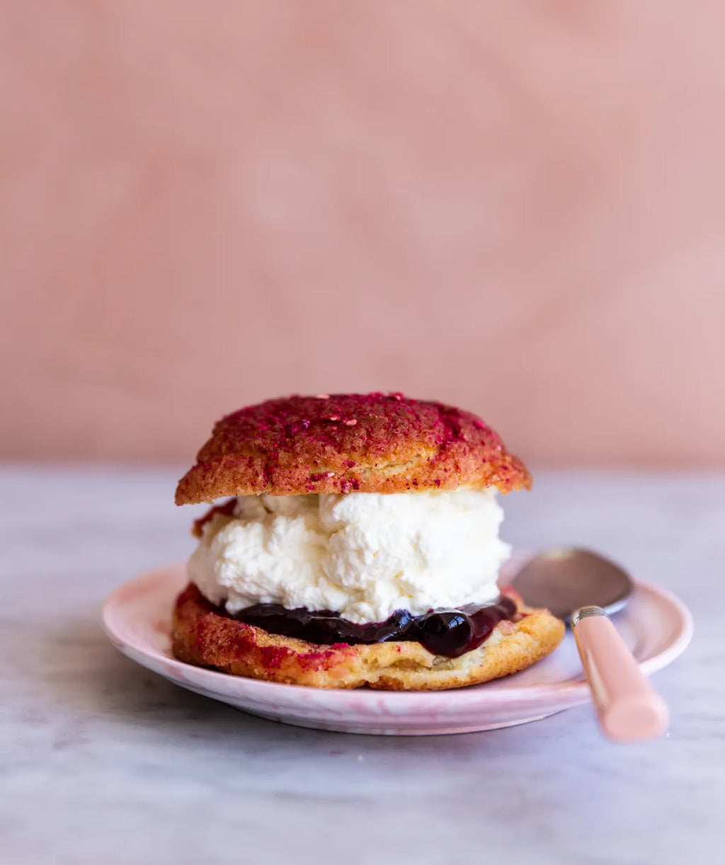 Fastelavnsboller med syltetøj og flødeskum i vandbakkelser med ærtemel