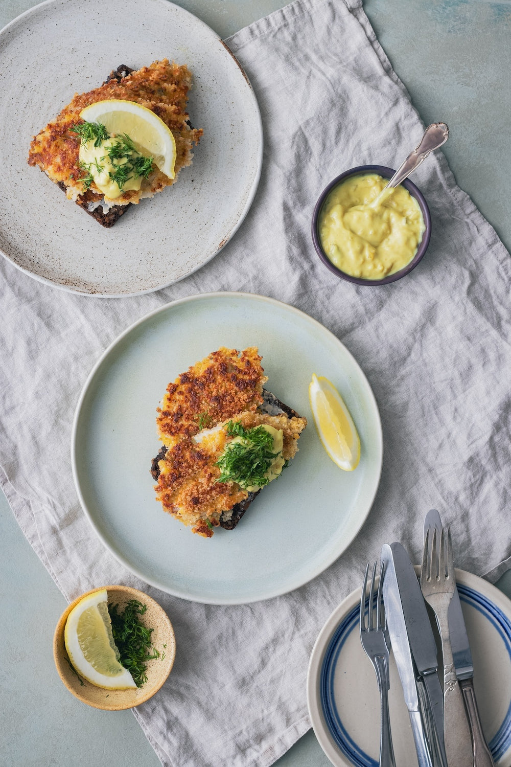 Smørstegt fiskefilet paneret med ærtemel