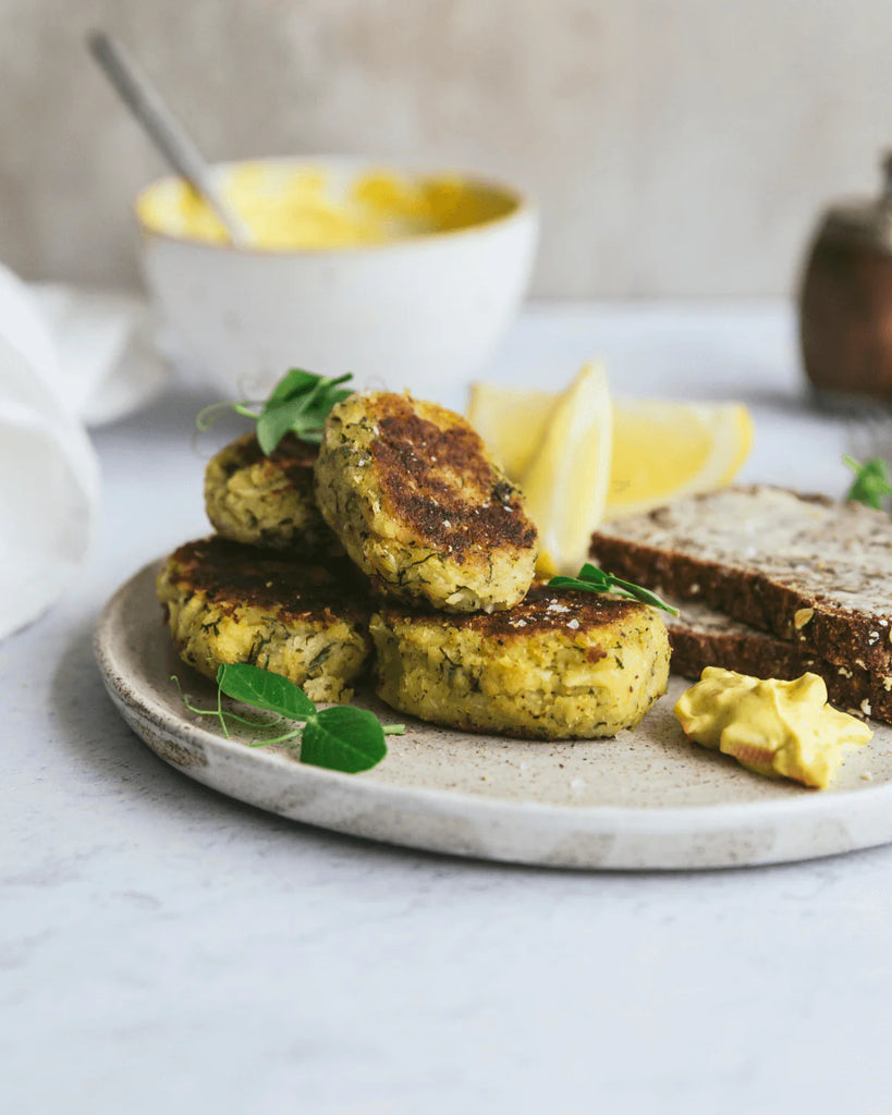 Fiskefrideller med kartofler, dild og Ingrid ærter