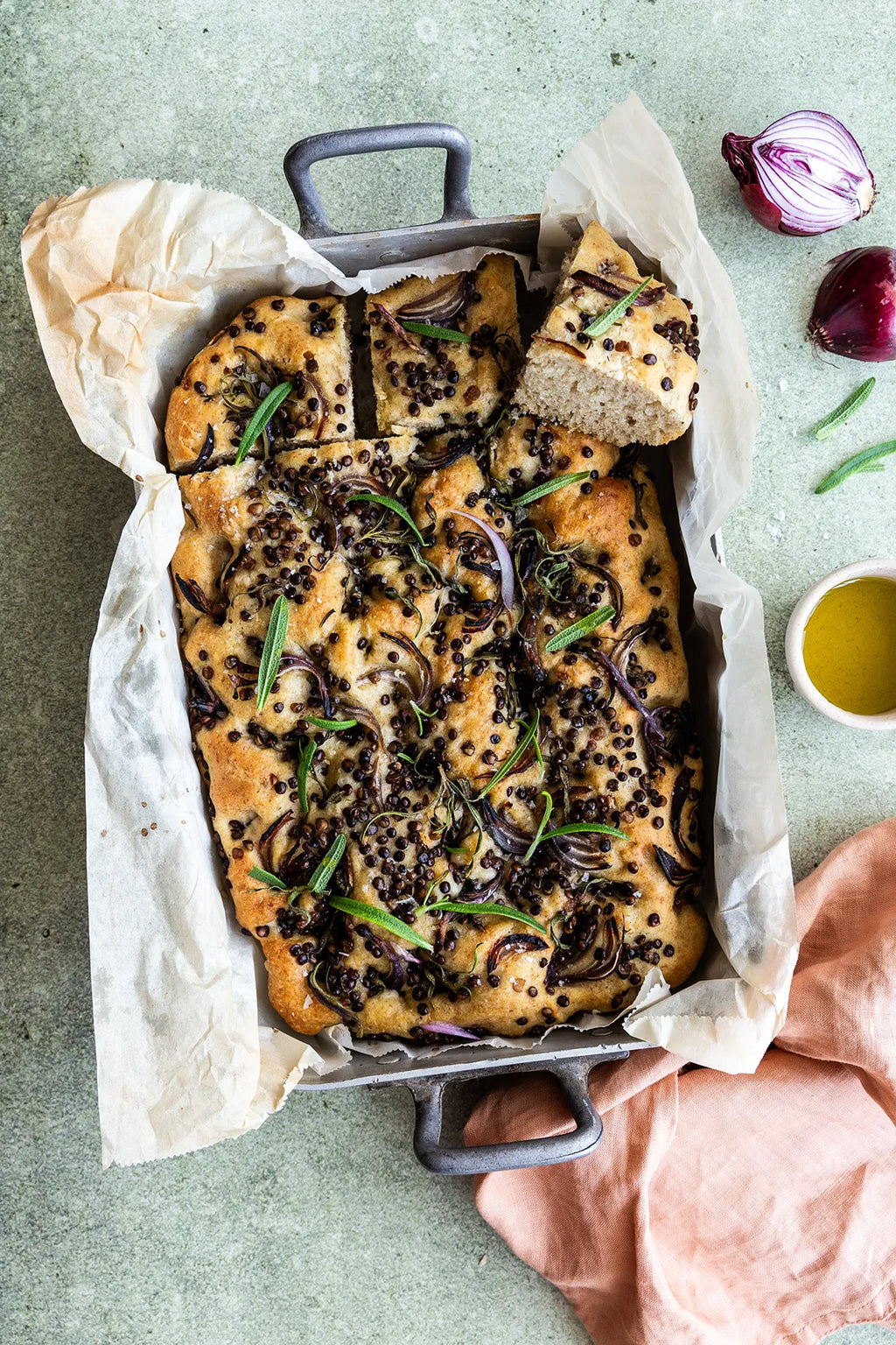Foccacia med rosmarin, rødløg og Anicia linser