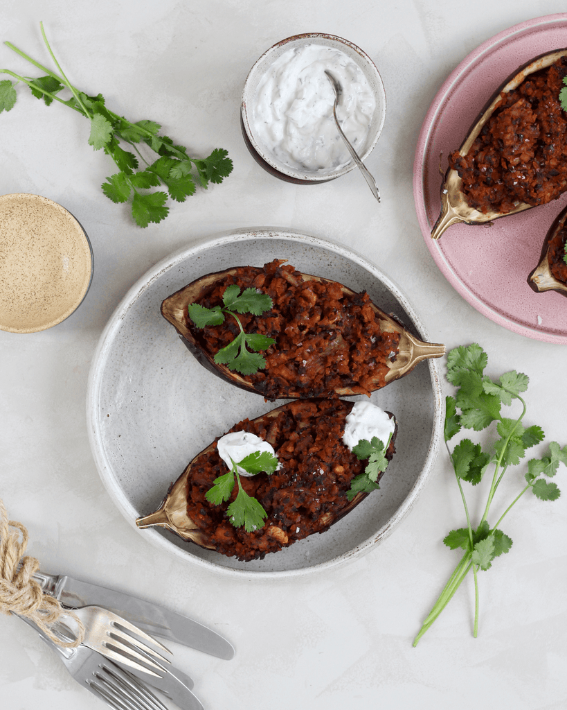 Fyldt aubergine med gråærter og svampe